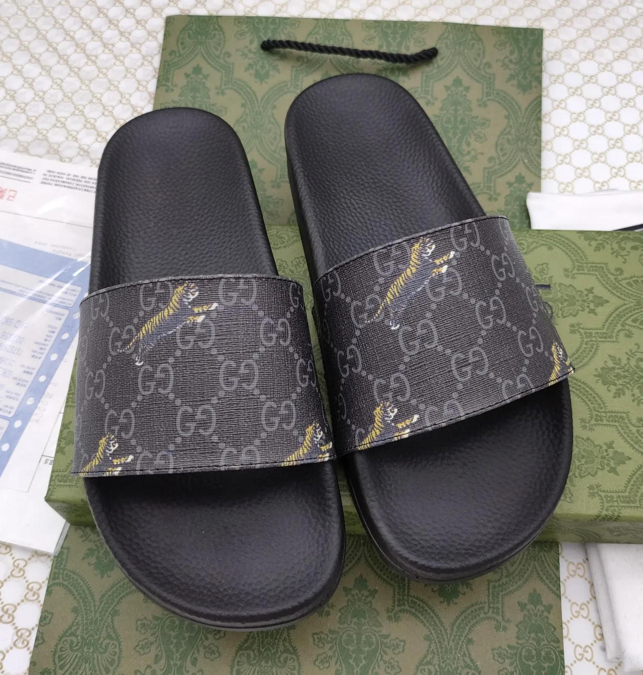 👟👟Ex-factory price 220👟👟 Couple model 🎗Gucci "Gucci" slippers, a much-anticipated one, so beautiful that it will melt your hearts❤,! It is simply a masterpiece of extraordinary craftsmanship. It is a must-have for everyone. It is made by open molding. The foot feels Q-elastic and super soft. The upper foot is super delicate. Size number (35~47), exclusive model, with many layouts, there is always one you like🎉🎉